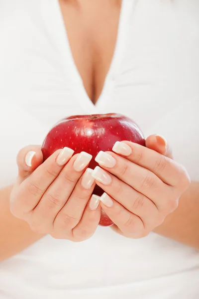 Ung kvinna anläggning rött äpple — Stockfoto