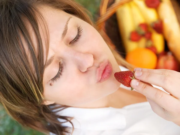 Vrouw die aardbeien eet — Stockfoto