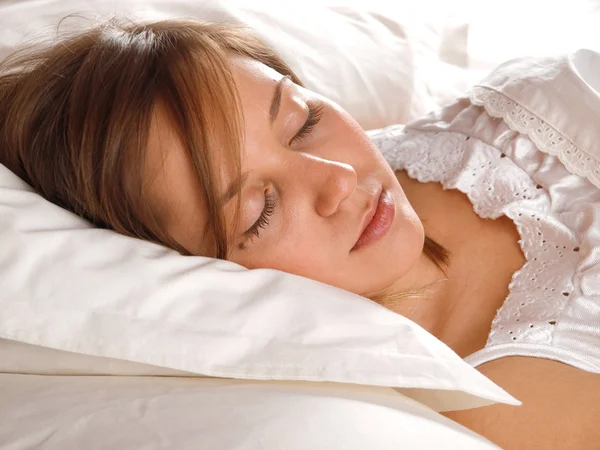 Žena spí v posteli — Stock fotografie