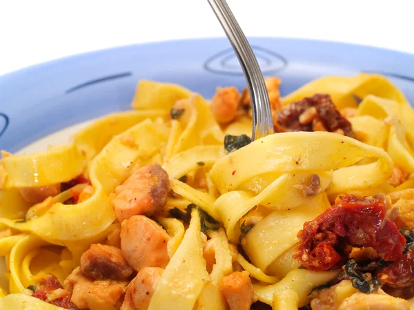 Tagliatelle con salmone, basilico e pomodori secchi — Foto Stock