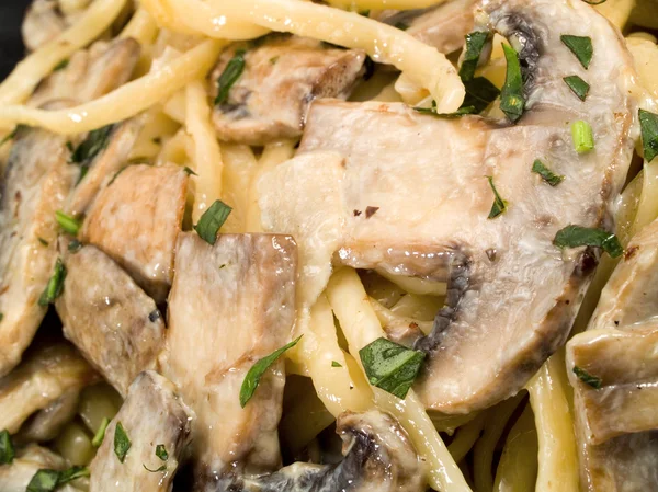 Linguine con funghi e crema — Foto Stock