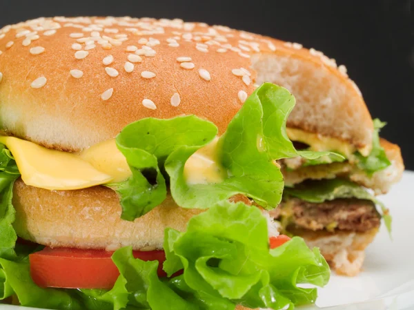 Hambúrguer com bife, queijo — Fotografia de Stock