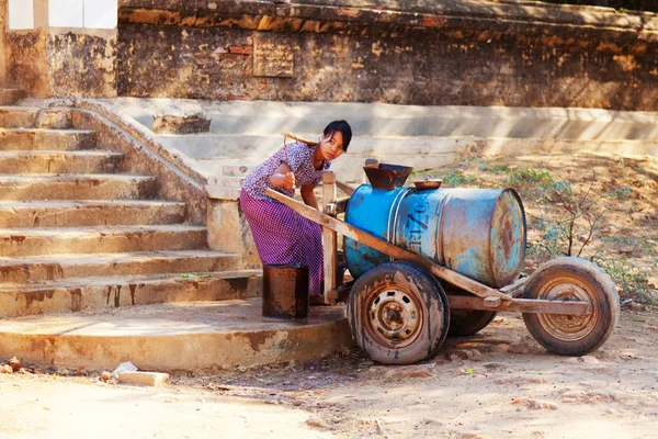 Donna birmana che riempie un'acqua — Foto Stock