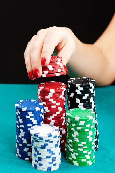 Giovane donna con chip di gioco — Foto Stock