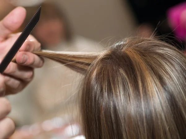 Mujer joven en el estudio de pelo —  Fotos de Stock