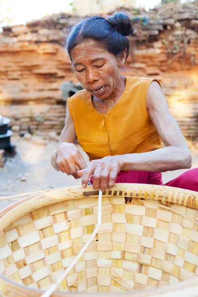 Burmese woman weaving rattan baskets — Stock Photo, Image