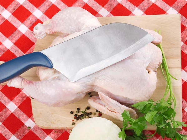 Matlagning kyckling på bakgrund — Stockfoto