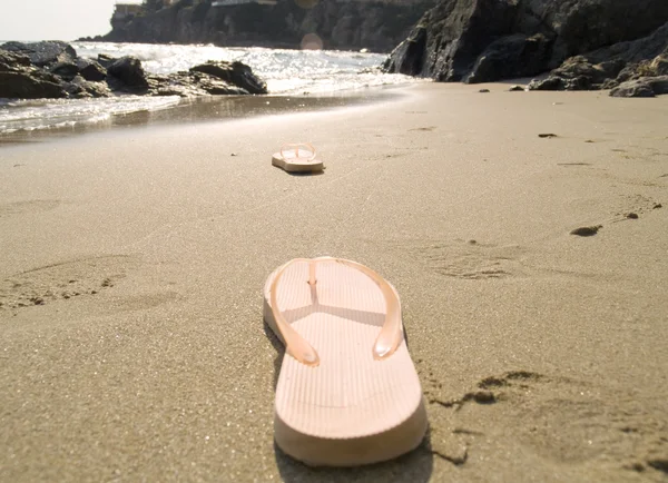 Sandaler på sanden på bakgrund — Stockfoto