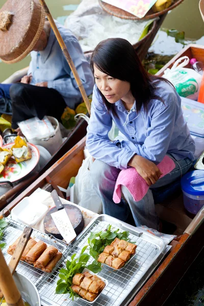 Mujer vendiendo comida recién cocinada — Foto de Stock