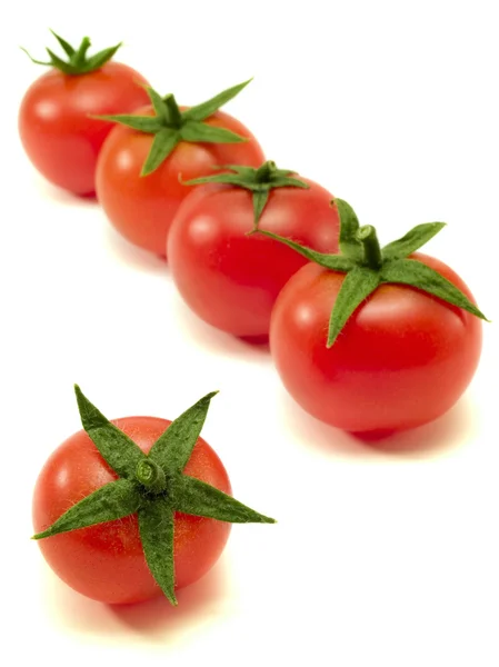 Leckere rote Tomaten auf dem Hintergrund — Stockfoto