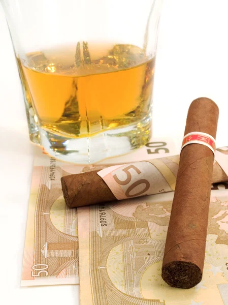 Puros, whisky y dinero —  Fotos de Stock