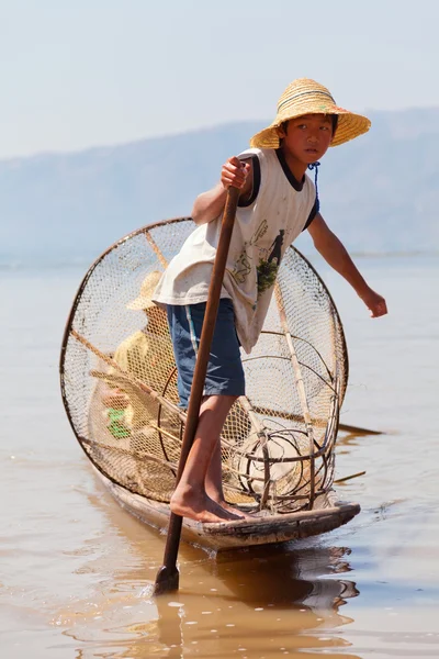 Inle Gölü, balık tutan çocuk — Stok fotoğraf