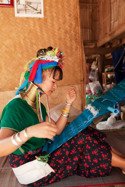 Young long-neck woman weaving — 图库照片