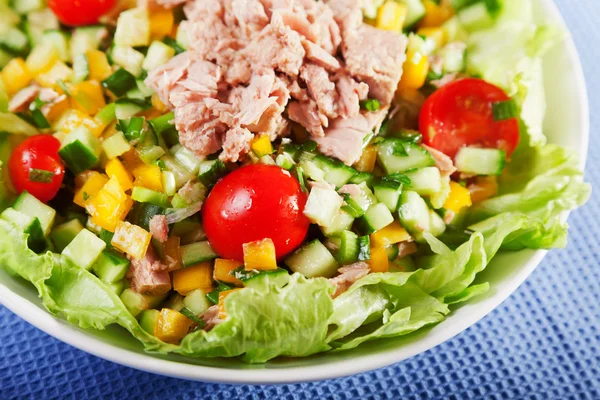 Salada com atum, pepinos — Fotografia de Stock