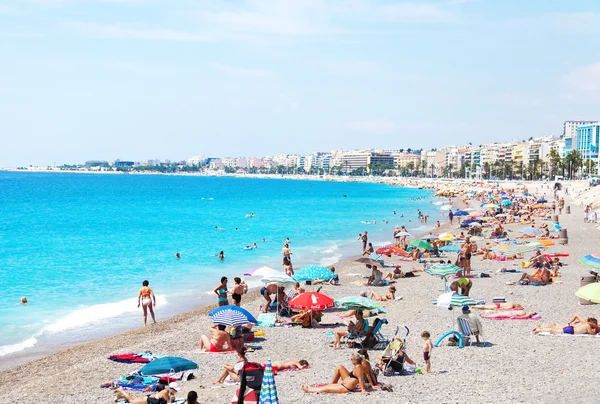 Turistas disfrutando en la playa de Niza — Foto de Stock