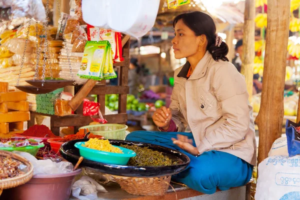 Mulher que vende especiarias em Bagan, Myanmar — Fotografia de Stock