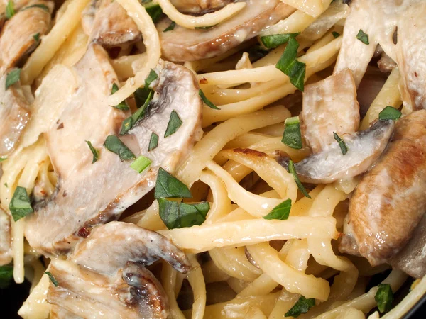 Tagliatelle di pasta con funghi — Foto Stock