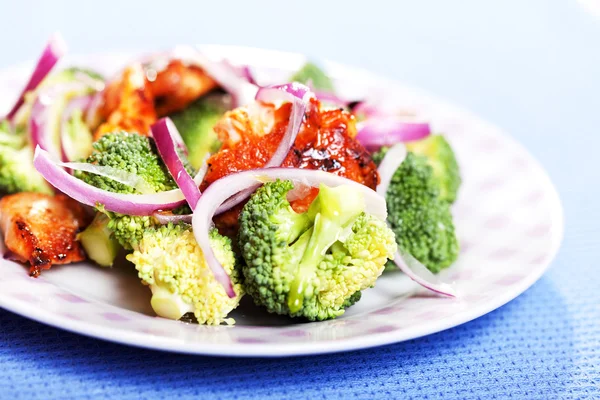 Salade de brocoli et poulet — Photo