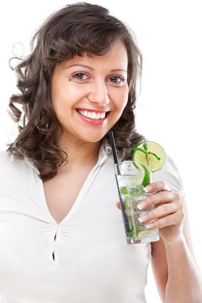 Giovane donna con mojito — Foto Stock