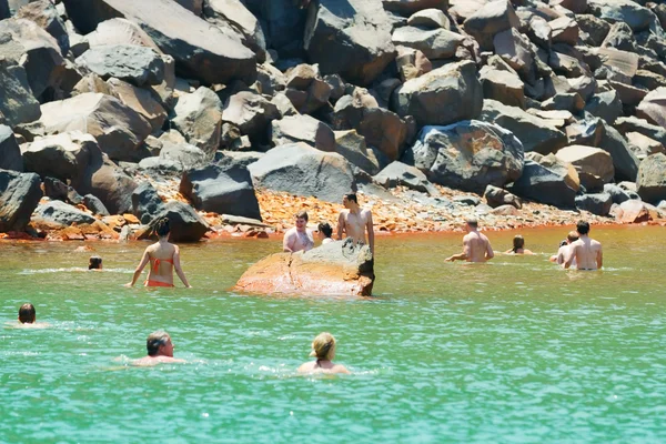 Turistas bañándose en Palaia Kameni — Foto de Stock