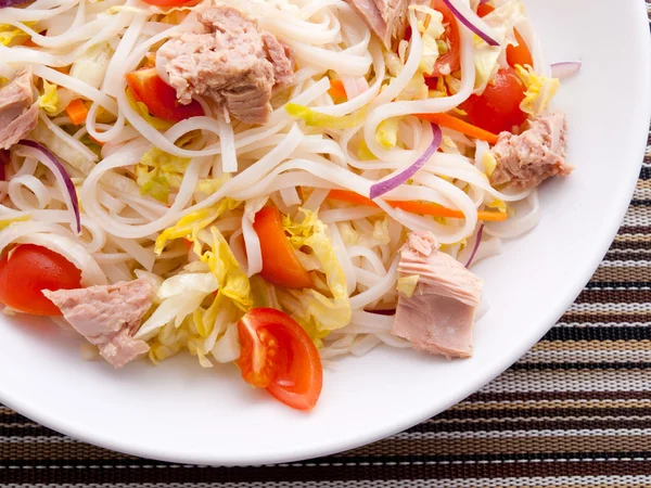 Rijst noodle salade met tonijn — Stockfoto