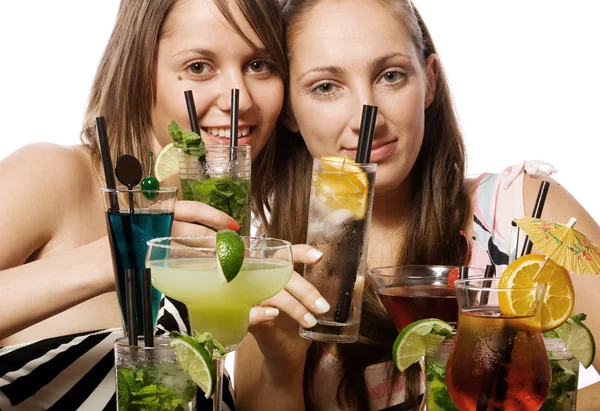 Chicas de fiesta con cócteles —  Fotos de Stock