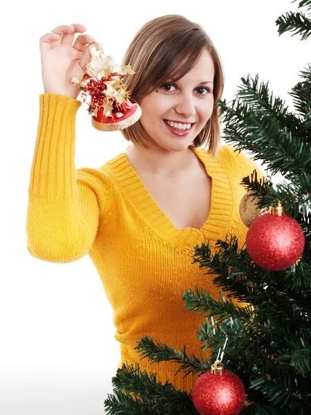 Vrouw versieren kerstboom — Stockfoto