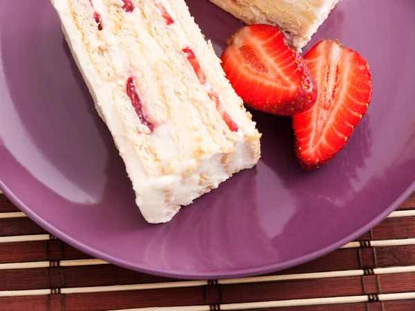 Tarta de vainilla con fresa —  Fotos de Stock