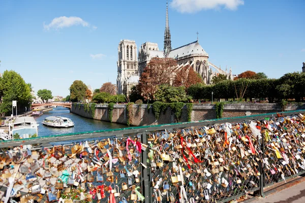 Notre Dame z The Most lásky — Stock fotografie