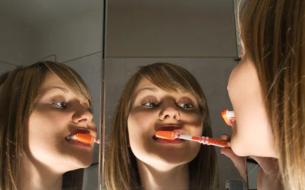 Žena mytí zubů — Stock fotografie