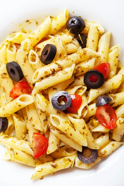 Penne con tomates cherry y aceitunas negras —  Fotos de Stock