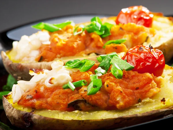 Batatas recheadas com tomates — Fotografia de Stock