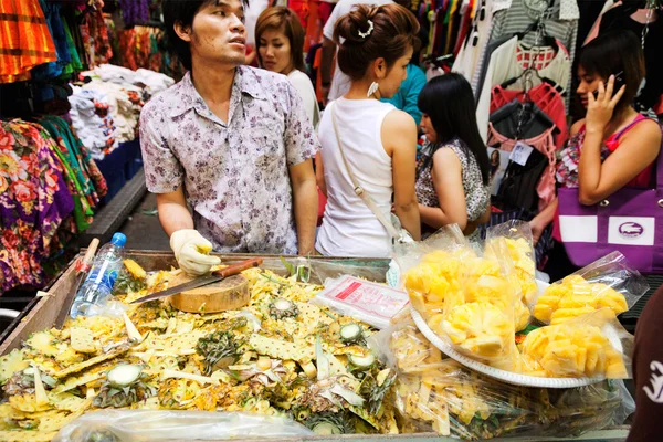 Hombre tailandés vendiendo comida callejera — Foto de Stock