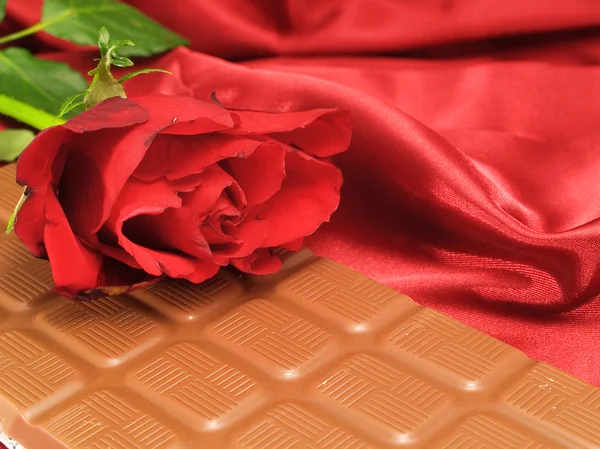 Cioccolato e rosa rossa — Foto Stock