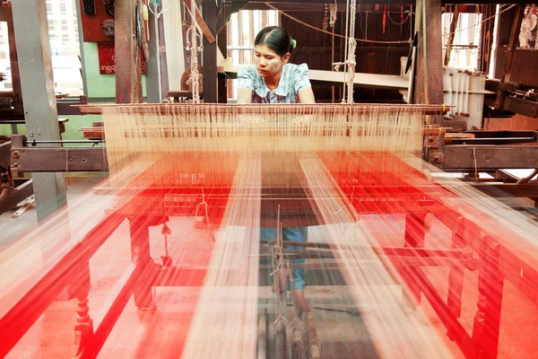 Mujer birmana tejiendo algodón —  Fotos de Stock