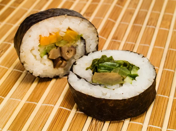Smakelijke Aziatische sushi — Stockfoto