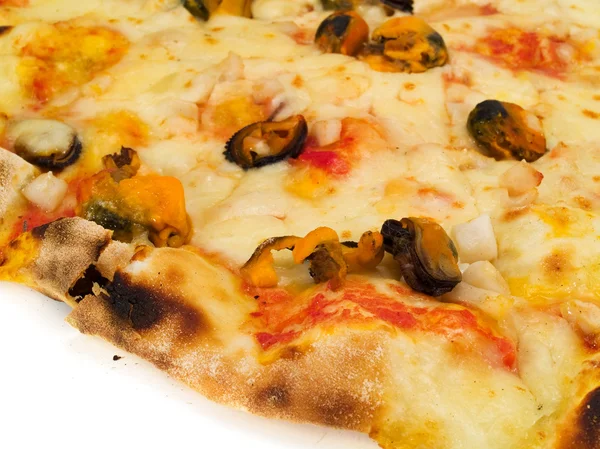 Pizza con frutti di mare su sfondo — Foto Stock