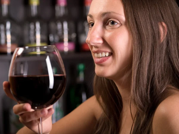 Vrouw drinken van rode wijn — Stockfoto