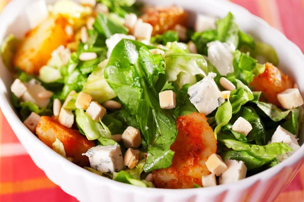 Salade met tomaten, tonijn en broodkapjes — Stockfoto