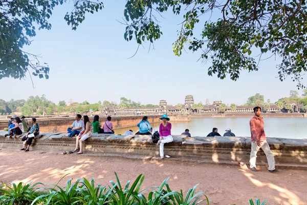 Turystów odwiedzających starożytnych świątyń Angkor Wat — Zdjęcie stockowe