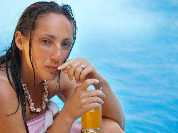 Jonge vrouw aan het zwembad — Stockfoto