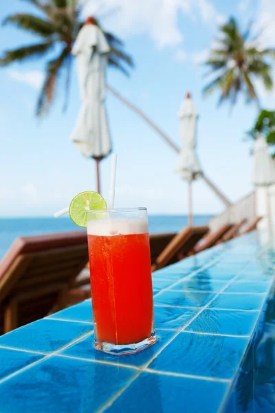 Mai Thaise cocktail bij het zwembad — Stockfoto