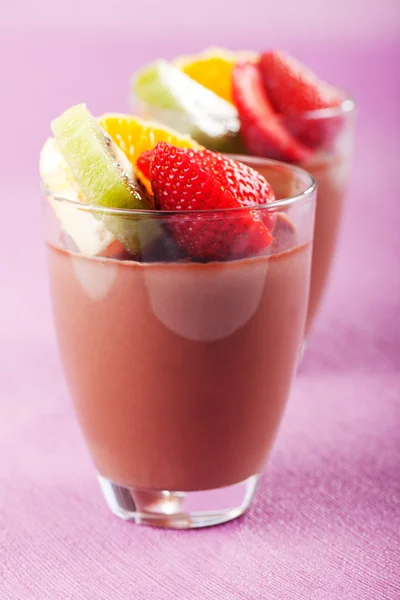 Mousse al cioccolato con frutta — Foto Stock