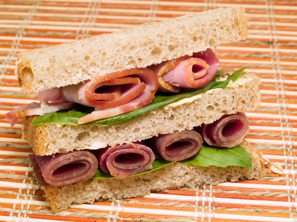 Leckeres Sandwich im Hintergrund — Stockfoto