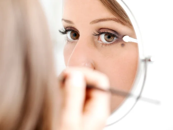 Applicare il make-up sul viso della giovane donna — Foto Stock