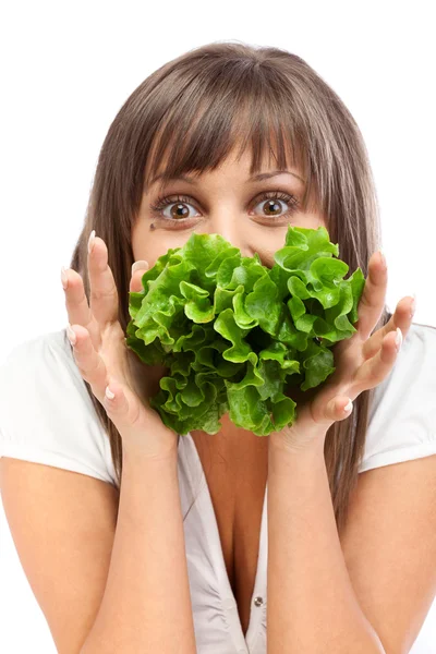 Молодая женщина ест свежий салат — стоковое фото