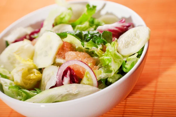 Salad with lettuce, cucumbers and grapefruit — Stock Photo, Image