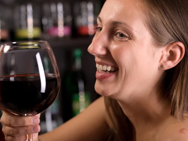 Женщина пьет красное вино — стоковое фото