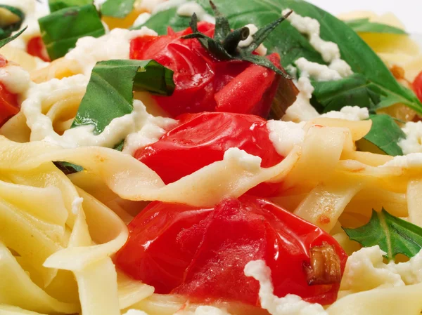 Tagliatelle med körsbärstomater — Stockfoto