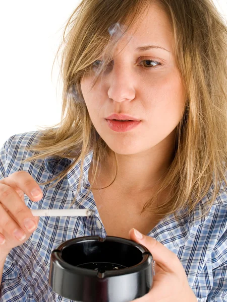 Mujer joven fumando — Foto de Stock